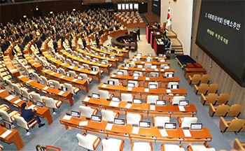 ▲尹錫悦（ユン・ソンニョル）大統領の弾劾訴追案が7日に国会本会議に提出された。野党・共に民主党の朴賛大（パク・チャンデ）院内代表ら同党議員らは議場を後にした与党・国民の力議員らの名前を一人ずつ呼びながら「戻ってこい」と叫んだ。／李徳薫（イ・ドクフン）記者
