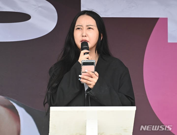 ▲朴槿恵(パク・クンヘ)政権下のいわゆる「国政介入事件」で中心人物だった崔順実(チェ・スンシル、改名後は崔ソウォン)受刑者の娘チョン・ユラ氏。写真=2022年5月19日