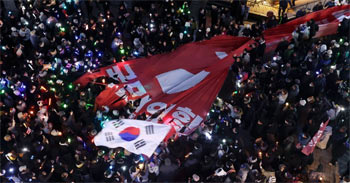 ▲9日、ソウル・汝矣島の与党・国民の力党本部前で、「尹錫悦（ユン・ソンニョル）大統領弾劾」「国民の力解体」を求めて大きな垂れ幕を破る人々。写真＝NEWSIS