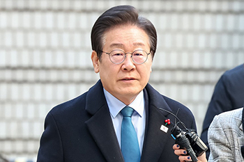 ▲ソウル市瑞草区のソウル中央地方裁判所に出頭する韓国野党・共に民主党の李在明（イ・ジェミョン）代表。10日撮影。李在明代表は同日行われた「大庄洞背任、城南FC収賄容疑」関連の裁判に出席した。／ニュース1