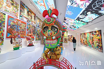 カラー・マキシマリズム」 アジアのポップアートの先駆者・田名網敬一