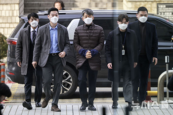 令状実質審査に出席する趙志浩・韓国警察庁長-Chosun online 朝鮮日報