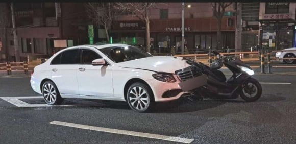 ▲今年2月、クラブDJの「DJイェソン」ことアン・イェソン被告が泥酔状態で車を運転し、オートバイに乗っていた配達員に衝突して死亡させた現場。写真=大検察庁(最高検察庁に相当)