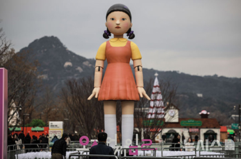 光化門広場に現れた『イカゲーム』のヨンヒ-Chosun online 朝鮮日報