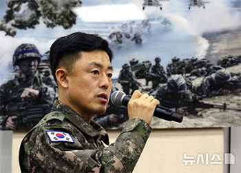 ▲ムン・サンホ国軍情報司令官が10日午後、ソウル市汝矣島の韓国国会で開かれた国防委員会の緊急懸案質疑で、議員の質問に答弁している様子。2024.12.10.