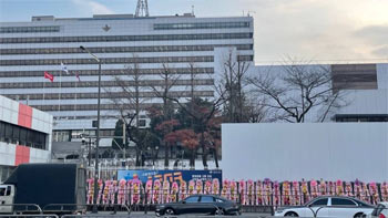 ▲19日午前、ソウル市鍾路区の憲法裁判所前に並べられた弾劾反対の花輪。写真＝聯合ニュース