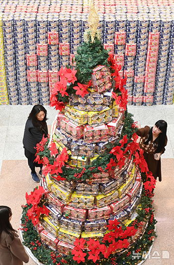 2400個のカップラーメンで作った「ラーメンツリー」