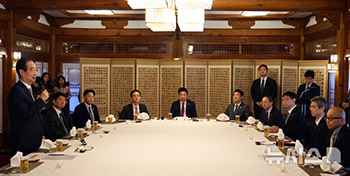 駐韓日本商工会議所の昼食懇談会で発言する韓悳洙・大統領権限代行