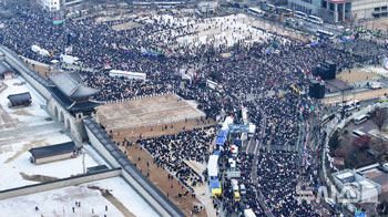 尹大統領退陣要求デモを楽しむ外国人たち…見よう見まねでK-POPを歌う人も