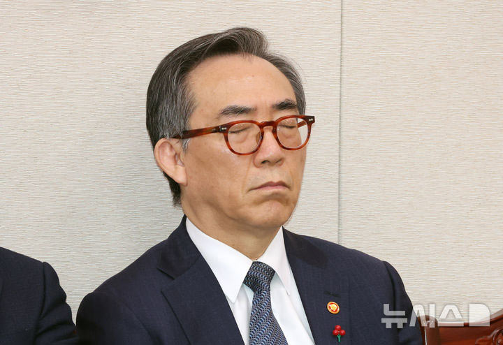 ▲24日、ソウル・汝矣島の韓国国会で行われた法制司法委員会の全体会議で、待機中に目を閉じる趙兌烈(チョ・テヨル)外交長官。