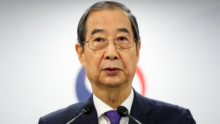 ▲26日、ソウル市鍾路区の韓国政府ソウル庁舎で国民向け談話を発表する韓悳洙(ハン・ドクス)大統領権限代行・首相。写真=聯合ニュース