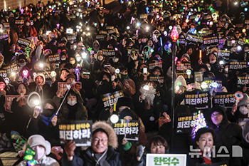 ソウル政府庁舎近くで「韓権限代行退陣」求めるロウソクデモ