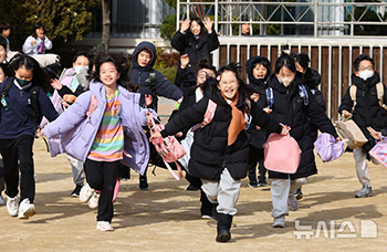 「冬休みだ！」　笑いが絶えない児童