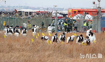 務安空港で捜索活動を行う韓国警察科学捜査隊　／全羅南道
