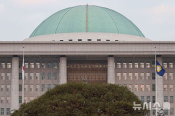 韓国国会に半旗　務安空港事故を追悼　／ソウル