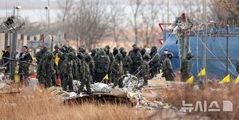 旅客機の残骸の捜索作業に投入される陸軍特殊戦司令部の兵士たち