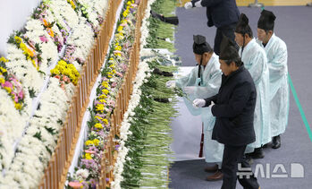 追悼の列が絶えない合同焼香所