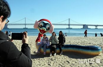 広安里海水浴場に設置された「青いヘビ」の造形物　＝釜山