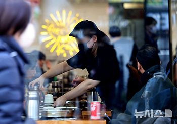 今年から最低時給を1万30ウォンに引き上げ