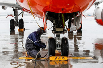 ▲務安空港でのチェジュ航空機事故をきっかけとして、格安航空会社（LCC）の安全性に対する懸念の声が高まっている。写真は2022年9月、台風11号（アジア名・ヒンナムノー）が韓国へと北上し、金浦空港でチェジュ航空の整備士が機体を固定する様子／ニュース1