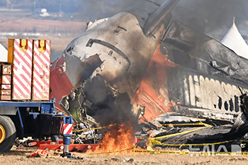 チェジュ航空事故の旅客機の残骸から出火