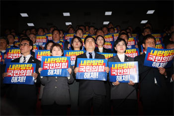 ▲ソウル汝矣島の国会ローテンダーホールで共に民主党は内乱特別検事・金建希（キム・ゴンヒ）特別検事など再議表決否決を非難する集会を開いた。写真は集会でスローガンを叫ぶ同党議員。8日撮影。／ニュース1
