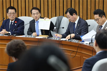 ▲12月31日午前、国会で開かれた「尹錫悦（ユン・ソンニョル）政権による非常戒厳宣布を通じた内乱真相究明国政調査特別委員会」の全体会議で共に民主党のパク・ソンウォン議員が関連証拠の保全が急がれると強調している。／聯合ニュース
