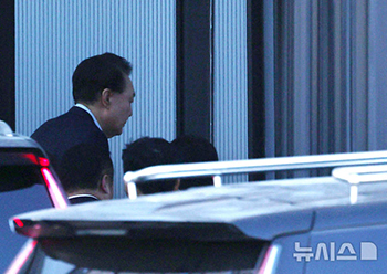取り調べを受けるため公捜処に入っていく尹錫悦大統領