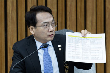 ▲尹錫悦政権の違憲・無効非常戒厳宣布を通した内乱行為の真相究明のための国政調査特別委員会の共に民主・朴善源委員が31日午前、ソウル市汝矣島の韓国国会で開かれた国政調査特別委の最初の全体会議で資料保存申請を要求している様子。／写真＝ニュース1