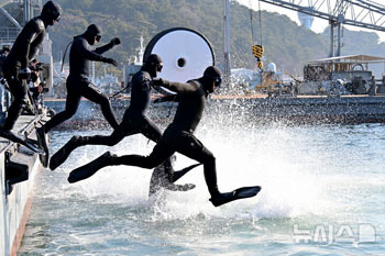 「海に向かって」