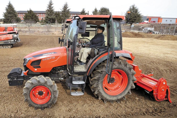 ▲農業機械メーカー「大同」の研究所近くで畑を耕すAI自動運転トラクター。人は乗っているが腕組みをして座っているだけだ。/キム・ドンファン記者