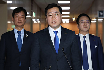 ▲特別検事法の協議を行う与野党院内代表会議がソウル汝矣島の国会で国会議長主催で行われた。写真は会議後に議長室の外で記者団の取材に応じる韓国野党・共に民主党の朴賛大（パク・チャンデ）院内代表。17日午後撮影。／news1