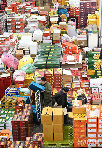 旧正月を前に山積みになった果物詰め合わせセット　／京畿道