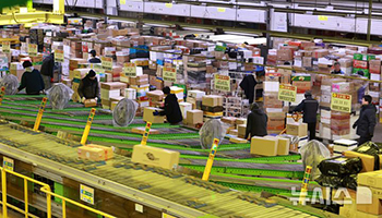 旧正月の小包仕分けで大忙しの東ソウル郵便物流センター