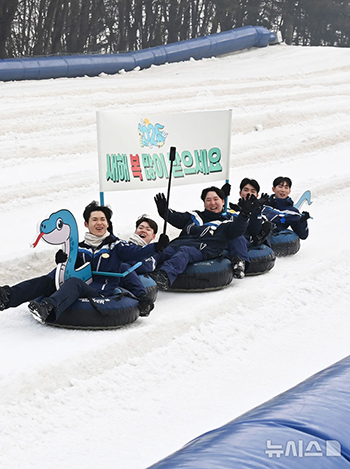 ソリに乗って旧正月のあいさつ