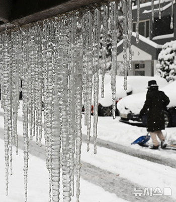 韓国各地に強い寒気　「雪爆弾」