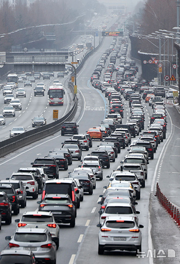 帰省の車で渋滞している高速道路