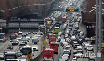 旧正月の連休最終日、高速道路はのろのろ運転
