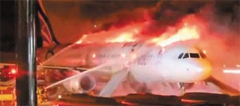▲今月28日、釜山市内の金海空港で、離陸準備をしていた香港行きの格安航空会社（LCC）エアプサン機から出火した様子。写真＝交流サイト（SNS）より