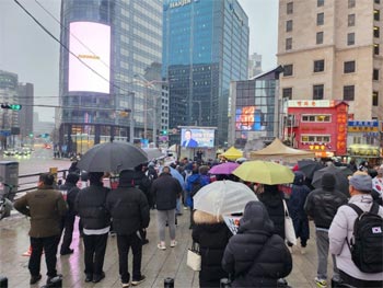 ▲1月31日午後、ソウル市中区明洞のソウル中央郵便局前で、「中国政府糾弾」デモをする尹大統領支持者たち。写真＝キム・グァンレ記者