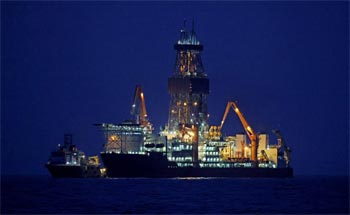 ▲昨年12月、ボーリング作業を行う掘削船「ウエストカペラ号」。写真＝NEWSIS