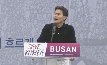 ▲今月1日午後、釜山駅広場でプロテスタント系団体「セーブ・コリア」が開いた尹錫悦（ユン・ソンニョル）大統領の弾劾に反対する「国家非常祈とう会」に参加したチョン・ハンギル氏。講演者として壇上に立ち、発言した。写真＝動画共有サイト「ユーチューブ」のセーブ・コリアの生配信より
