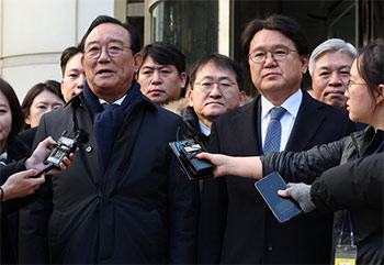 ▲黄雲夏・祖国革新党院内代表と宋哲鎬・元蔚山市長。／ニュース1