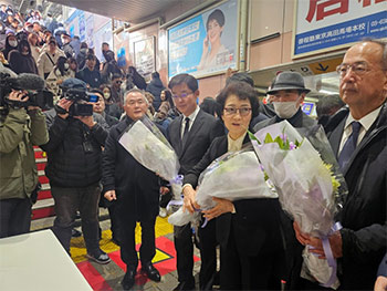 ▲線路に転落した日本人を救おうとして命を失った義人「故・李秀賢氏」の24周忌を迎え、1月26日、東京都新大久保駅で行われた追悼式。李さんの母、辛潤賛（シン・ユンチャン）さんと献花している。／聯合ニュース