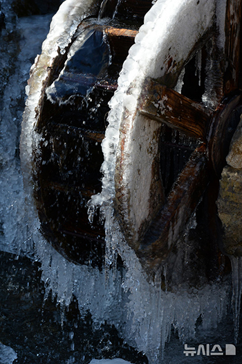 寒波で止まってしまった水車