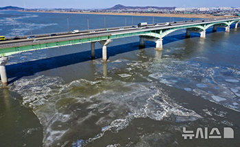 なおも続く寒波…氷が張った漢江