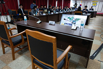 ▲5日、京畿道義王市のソウル拘置所で開かれた「尹錫悦（ユン・ソンニョル）政権の非常戒厳宣布による内乱容疑真相究明国政調査特別委員会」拘置所聴聞会で、証人の名札が置かれている机。写真＝聯合ニュース