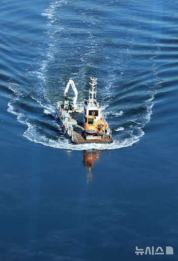 寒波の中、氷を割って航路を作る砕氷船