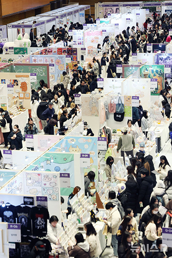 訪れた人々で混雑するK-イラストレーションフェア・ソウル