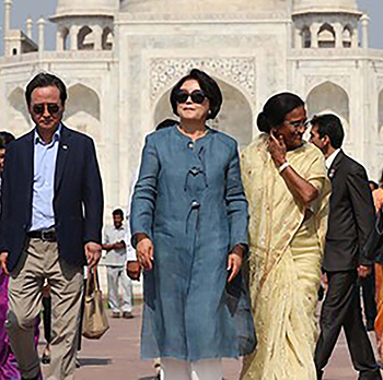 ▲インド・ウッタルプラデシュ州アグラのタージマハルを見学する金正淑（キム・ジョンスク）氏／NEWSIS